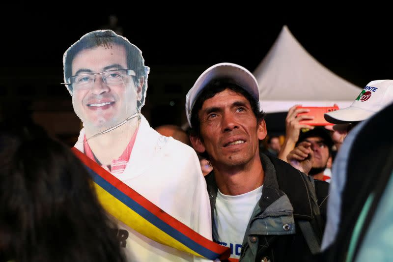 Foto de archivo. Un simpatizante del candidato presidencial del izquierdista Pacto Histórico, Gustavo Petro, lo escucha mientras habla durante su cierre de campaña en Bogotá