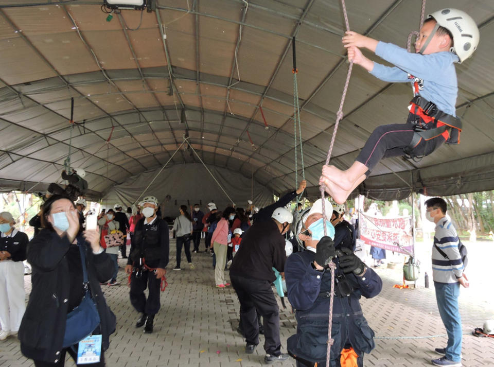 活動特地結合桃園市消防局第二大隊華勛分隊的消防弟兄團隊、慈濟急難救助隊專業防救災慈濟志工等人。