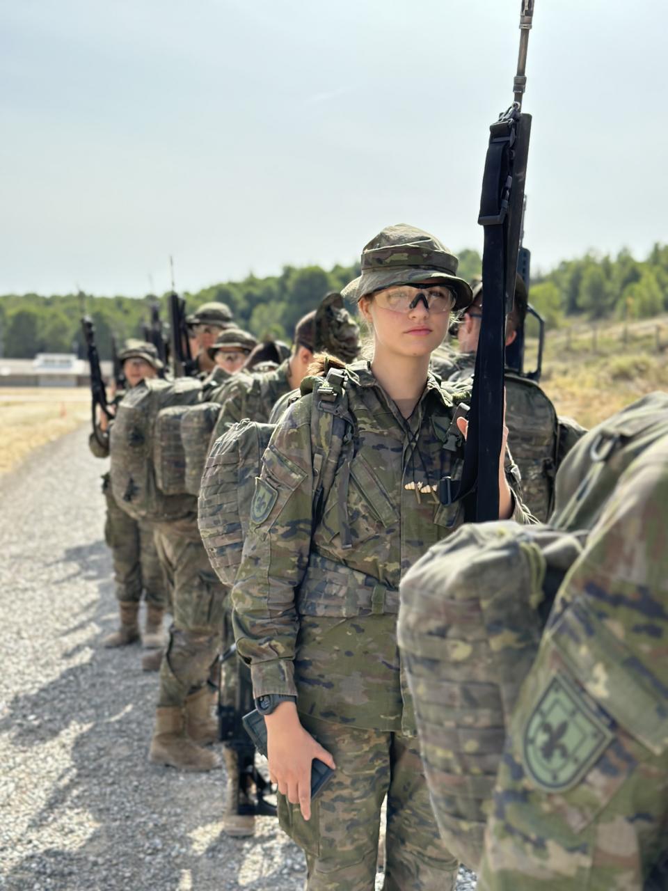 ZARAGOZA, ESPAÑA - 20 DE SEPTIEMBRE: En esta imagen proporcionada por la Casa Real, la Princesa Leonor de España (R) participa en un curso de entrenamiento militar en la Academia Militar General el 20 de septiembre de 2023 en Zaragoza, España. (Foto de Casa de S.M. el Rey/Casa Real Española vía Getty Images)