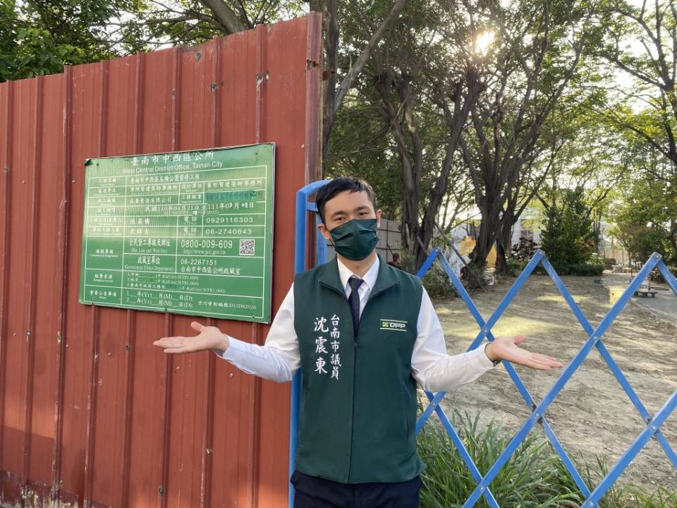 配合城堡建築，旁邊的烏橋公園將改建為「愛麗絲夢遊仙境主題公園」，然工程一再延宕，議員沈震東發出尋找令，尋找愛麗絲蹤跡。（記者林雪娟攝）