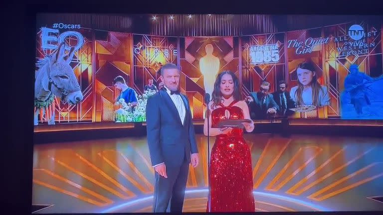 Antonio Banderas y Salma Hayek fueron los presentadores del premio Oscar a la mejor película internacional