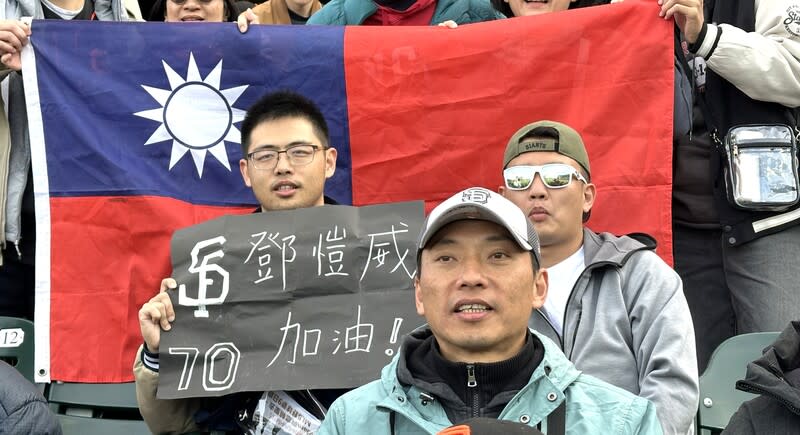 球迷舉國旗為鄧愷威加油 3月29日升上大聯盟後，鄧愷威感受到台灣球迷的熱 情，這兩天巨人球場內，不少人拉起中華民國國旗展 現支持。 中央社記者張欣瑜舊金山攝  113年4月7日 