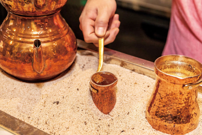 土耳其咖啡將銅壺放到熱沙上，加熱煮沸的方式十分獨特。（圖／焦正德攝）