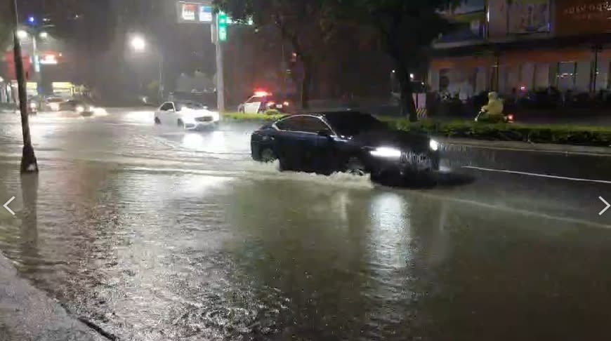 今日凌晨高雄下起豪大雨，市區路段部分積水。（圖／東森新聞）