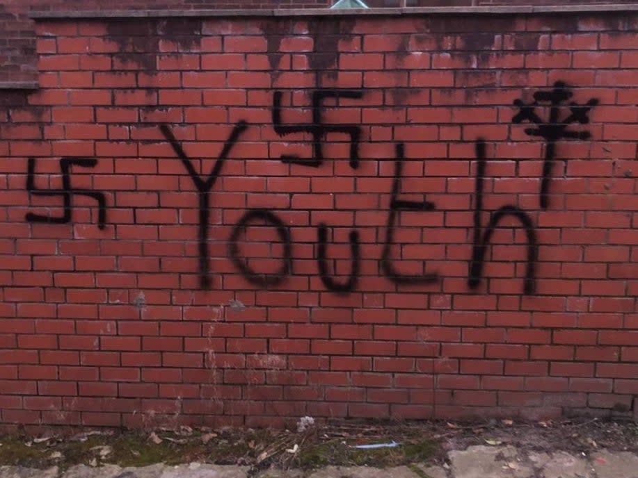 Graffiti de un miembro británico del Movimiento Partidista Nacional (Hope Not Hate)