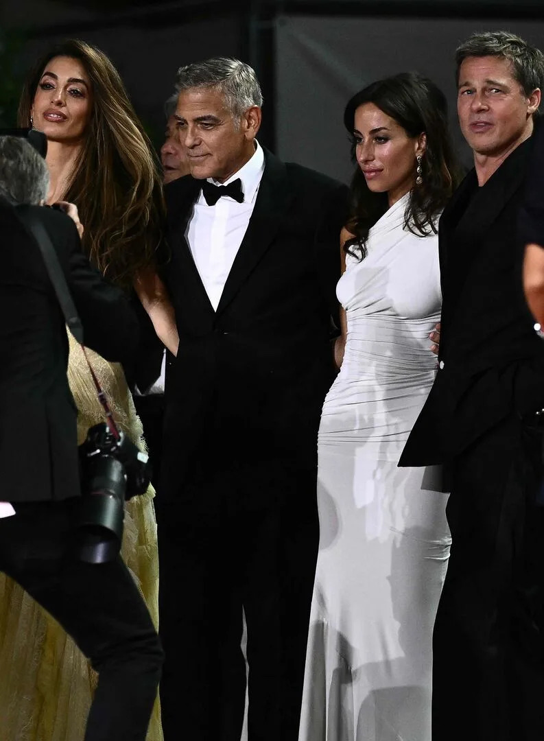 Además de posar por primera vez juntos en un evento oficial, Pitt y De Ramón también posaron con Clooney, quien lució un traje negro y moño, y su esposa, Amal Clooney, quien deslumbró con un vestido de encaje. La postal llegó un día después de que las parejas tuvieran una doble cita en un exclusivo local de la ciudad italiana: Ristorante da Ivo. Se trata de uno de los lugares favoritos del actor de Syriana en Venecia