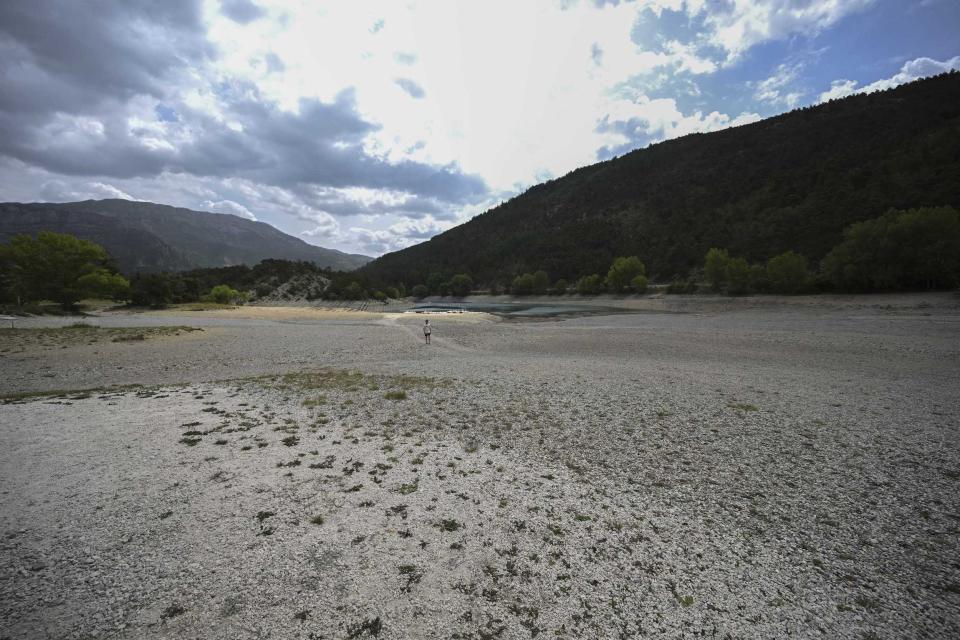 <p>Le même lac de Castillon le 29 juin dernier ayant perdu une grande partie de sa superficie à cause des fortes chaleurs, laissant place à des grands espaces vagues et secs.</p><br><br><a href="https://www.elle.fr/Societe/L-actu-en-images/Secheresse-en-France-6-destinations-touristiques-meconnaissables#xtor=AL-541" rel="nofollow noopener" target="_blank" data-ylk="slk:Voir la suite des photos sur ELLE.fr;elm:context_link;itc:0;sec:content-canvas" class="link ">Voir la suite des photos sur ELLE.fr</a><br><h3> A lire aussi </h3><ul><li><a href="https://www.elle.fr/Societe/News/Canicule-une-penurie-de-lait-redoutee-dans-les-prochains-mois-4043554#xtor=AL-541" rel="nofollow noopener" target="_blank" data-ylk="slk:Canicule : une pénurie de lait redoutée dans les prochains mois;elm:context_link;itc:0;sec:content-canvas" class="link ">Canicule : une pénurie de lait redoutée dans les prochains mois</a></li><li><a href="https://www.elle.fr/Societe/News/Italie-une-bombe-de-la-Seconde-Guerre-mondiale-revelee-par-la-secheresse-4043480#xtor=AL-541" rel="nofollow noopener" target="_blank" data-ylk="slk:Italie : une bombe de la Seconde Guerre mondiale révélée par la sécheresse;elm:context_link;itc:0;sec:content-canvas" class="link ">Italie : une bombe de la Seconde Guerre mondiale révélée par la sécheresse</a></li><li><a href="https://www.elle.fr/Societe/News/Canicule-quatre-personnes-sont-mortes-a-leur-travail-en-juillet-4042061#xtor=AL-541" rel="nofollow noopener" target="_blank" data-ylk="slk:Canicule : quatre personnes sont mortes à leur travail en juillet;elm:context_link;itc:0;sec:content-canvas" class="link ">Canicule : quatre personnes sont mortes à leur travail en juillet</a></li><li><a href="https://www.elle.fr/Societe/News/Secheresse-la-quasi-totalite-des-departements-places-en-etat-d-alerte-4037893#xtor=AL-541" rel="nofollow noopener" target="_blank" data-ylk="slk:Sécheresse : la quasi-totalité des départements placés en état d’alerte;elm:context_link;itc:0;sec:content-canvas" class="link ">Sécheresse : la quasi-totalité des départements placés en état d’alerte </a></li><li><a href="https://www.elle.fr/Astro/Horoscope/Quotidien#xtor=AL-541" rel="nofollow noopener" target="_blank" data-ylk="slk:Consultez votre horoscope sur ELLE;elm:context_link;itc:0;sec:content-canvas" class="link ">Consultez votre horoscope sur ELLE</a></li></ul>