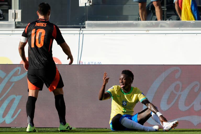 Vinicius Junior reclama un penal no sancionado por falta sobre él ante Colombia; fue amonestado y no podrá estar ante Uruguay