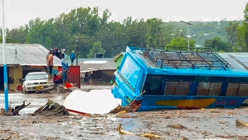 東非部分地區遭遇暴雨及山洪，造成多國超過350人死亡、100萬人流離失所。（翻攝自X@MarcoAntRoj）