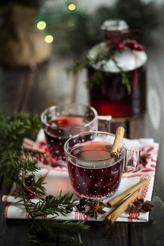 Westend61/Getty Images Vin brûlé - Italian-style mulled wine