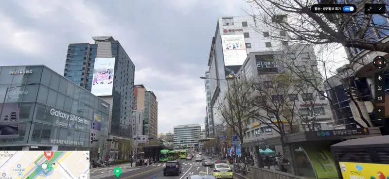 ▲金秀賢與金智媛的夢幻聯動廣告，從弘大地鐵站8號出口走出來就能映入眼簾。（圖／翻攝自Naver MAP）