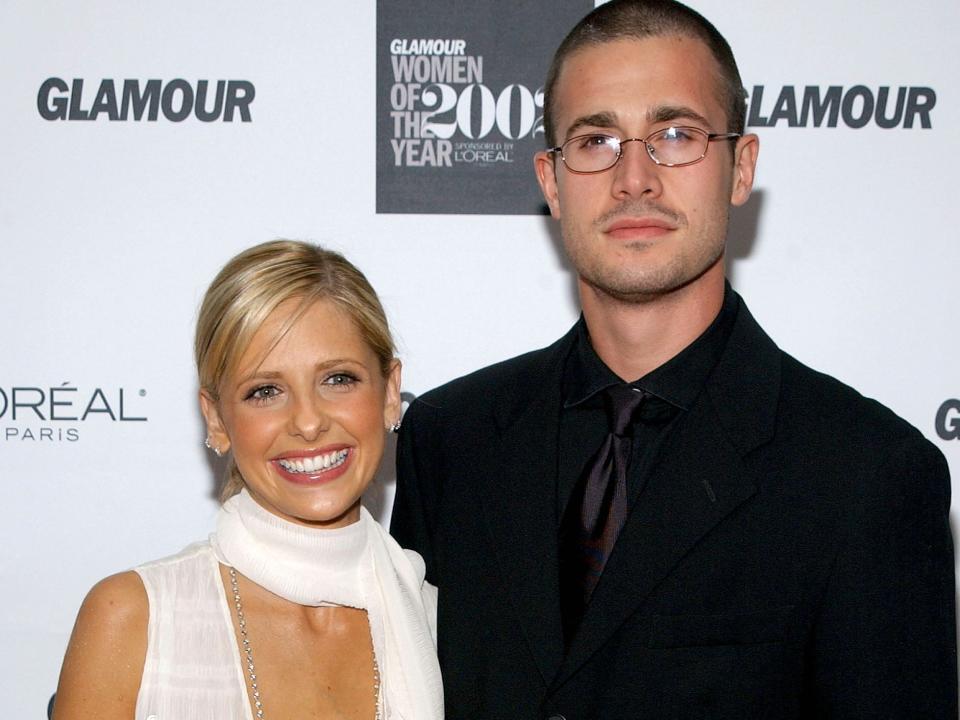 Sarah Michelle Gellar and Freddie Prinze Jr. pose on the red carpet in 2002.