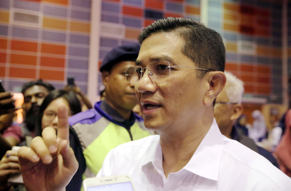 Azmin said voters must choose between a party eager to fulfill the people’s aspirations as soon as possible, or a party whose leaders were currently facing court charges for various offences involving corruption. — Picture by Farhan Najib