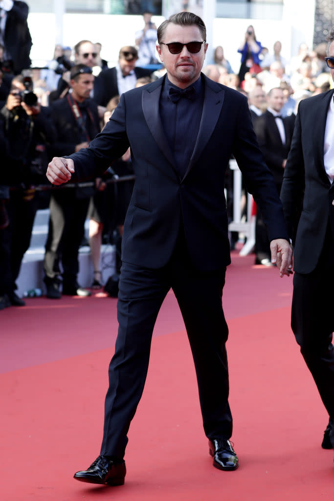 C’est officiel : Leonardo DiCaprio doit souffrir d’une conjonctivite ! Si l’acteur nous fait encore l’honneur de sa présence sur le tapis rouge cannois en smoking marine, il ne semble toujours pas vouloir quitter ses lunettes de soleil. Dommage.