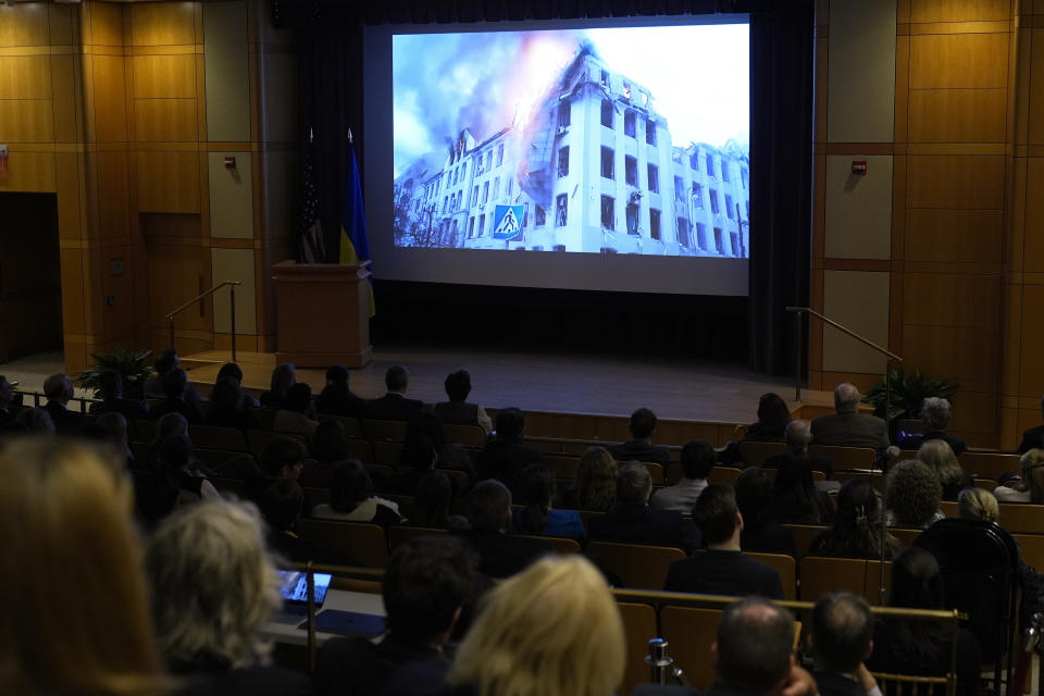 Personas miran una función de "20 Days in Mariupol" en el Departamento de Estado en Washington, el martes 27 de febrero de 2024. (Foto AP/Susan Walsh)