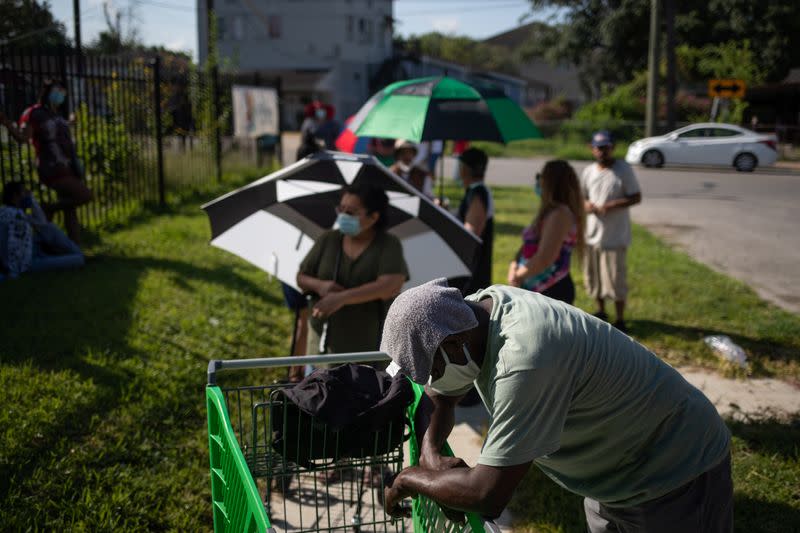 Varias personas hacen cola a la espera de recibir alimentos para los afectados por la crisis económica motivada por la COVID-19