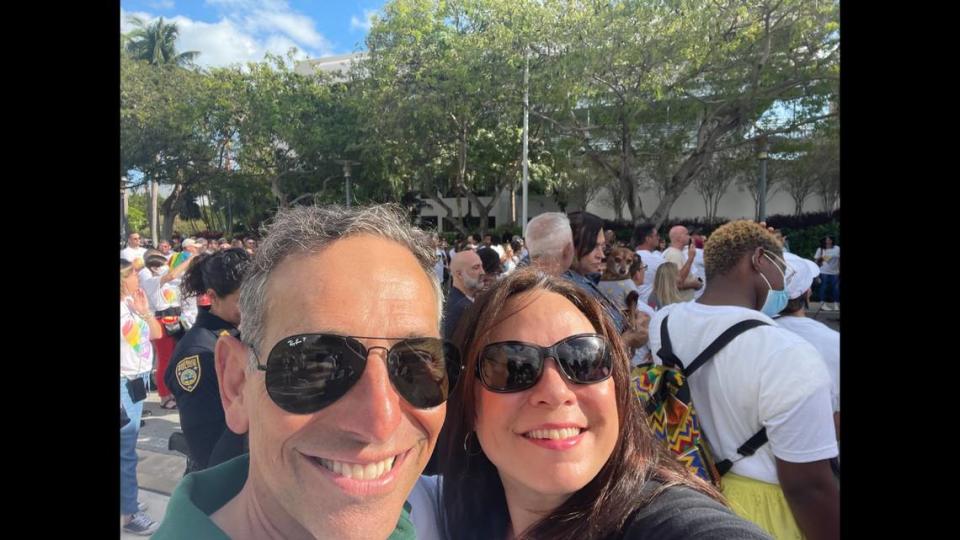 El difunto comisionado de Miami Beach Mark Samuelian, a la izquierda, fotografiado con su compañera Laura Domínguez, que ganó las elecciones para ocupar el puesto de Samuelian.