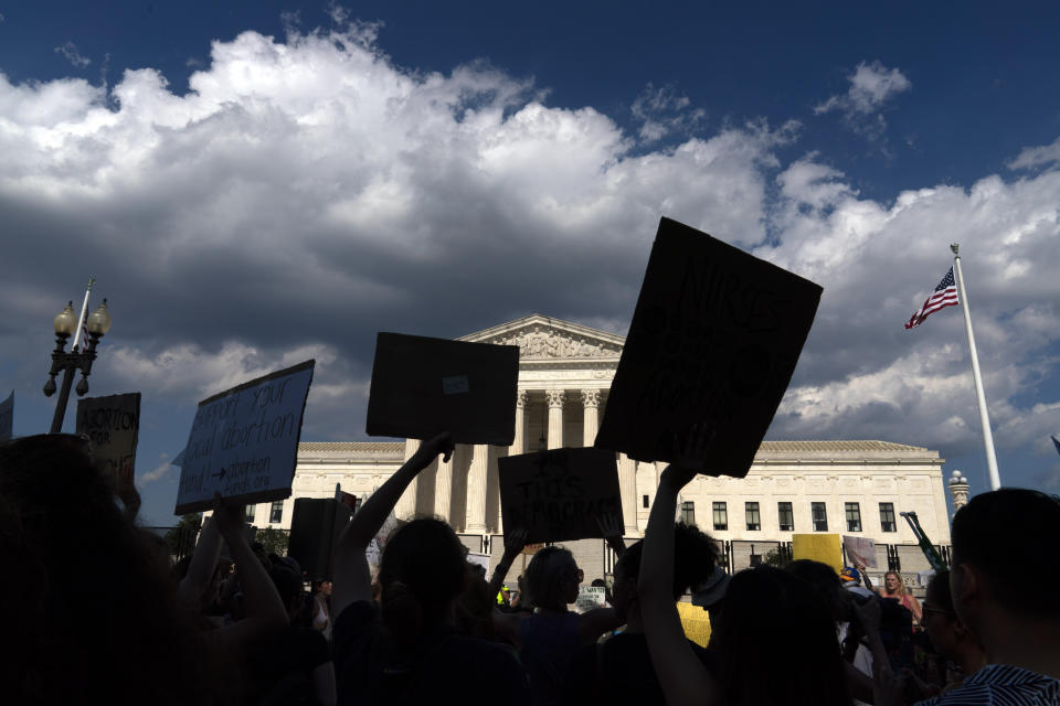 Archivo - Activistas por el derecho al aborto protestan frente a la Corte Suprema de EE.UU. en Washington, el 25 de junio de 2022. (AP Foto/José Luis Magaña, Archivo)