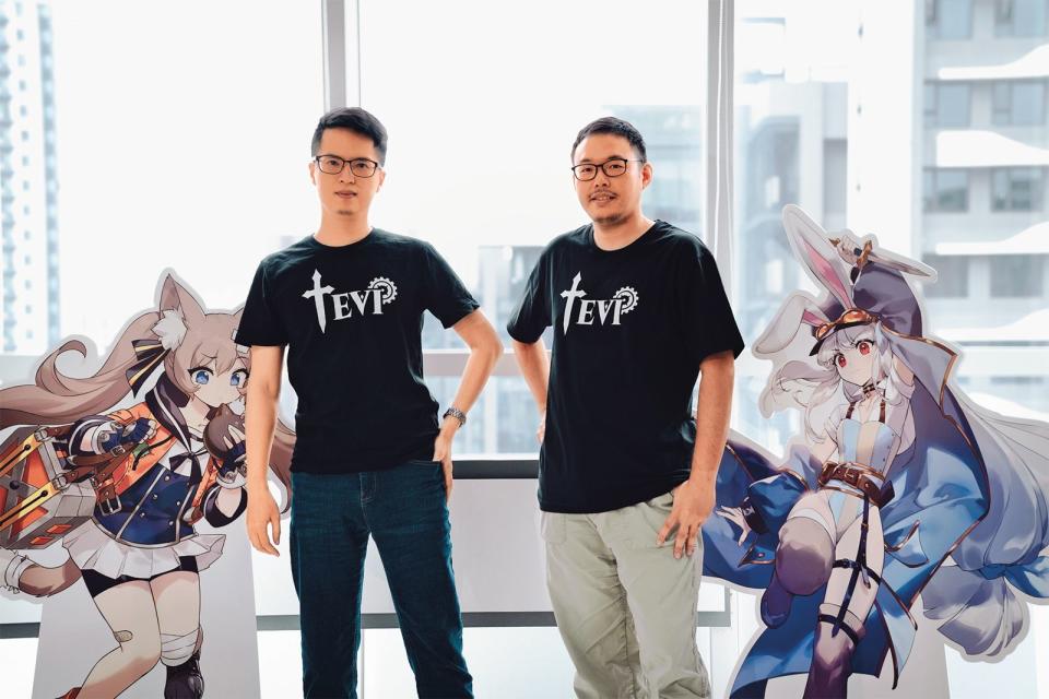 《TEVI》製作人Waero（左）負責規劃、監督開發專案，酷思特文創執行長David（右）擬定後續行銷策略。（酷思特文創提供）