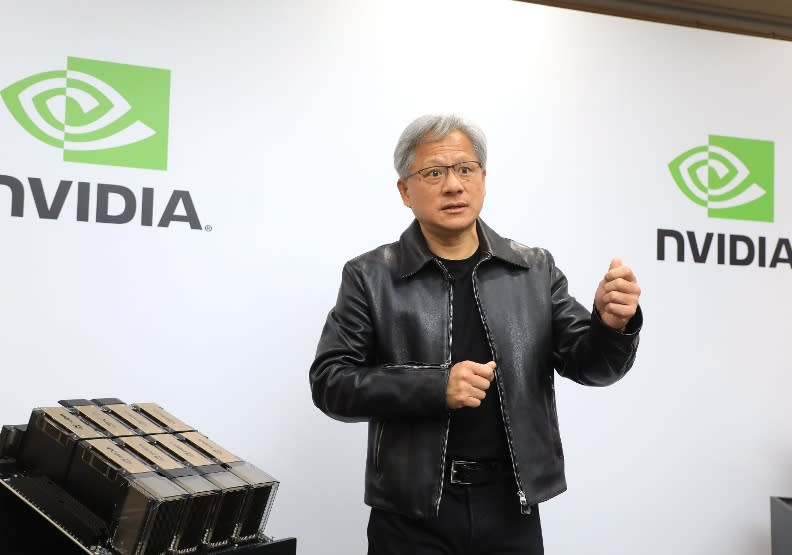 黃仁勳提及，NVIDIA與雲達共同研發MGX伺服器架構，透過模組化，能有效降低成本，加速企業導入AI應用。張智傑攝