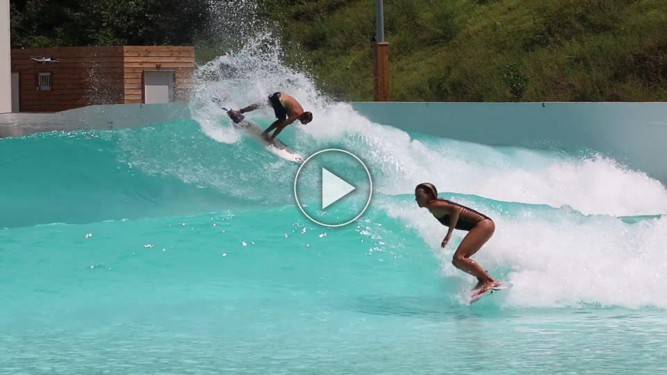 3/ Le couple français star du surf teste une vague artificielle