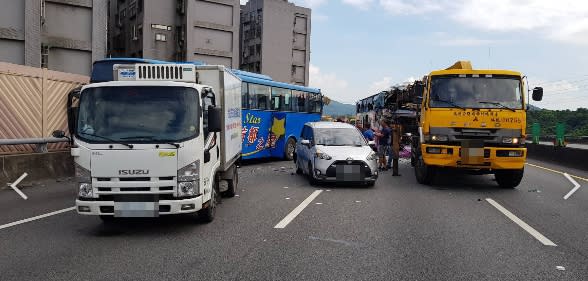 國道三號驚傳連環車禍。（圖／東森新聞）