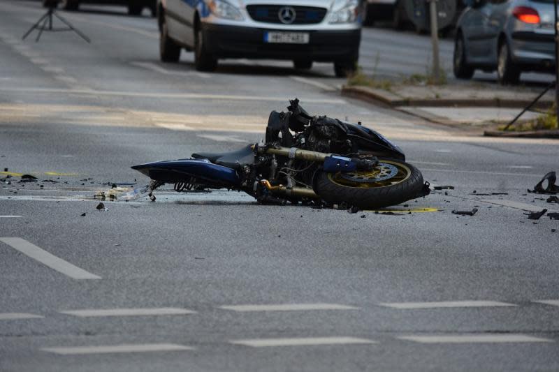 ▲老翁過馬路闖紅燈被機車騎士撞飛，送醫不治身亡。家屬怨騎士「為什麼沒閃過」，引發熱議。（示意圖，非當事車／取自Unsplash）