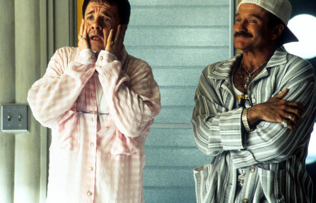 Nathan Lane y Robin Williams en pijamas durante una escena de la pel&#xed;cula &#39;The Birdcage&#39;, 1996.(Photo by United Artists/Getty Images)