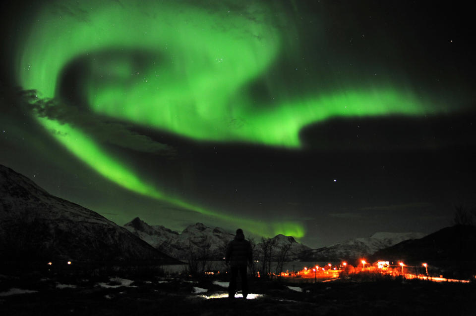 EL 24 de enero de 2012 la Aurora Boreal iluminó el cielo en la noche de Tromsoe, en el norte de Nouega. AP Photo/Scanpix Norway, Rune Stoltz Bertinussen