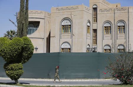 A Houthi militiaman walks at the yard of the Republican Palace in Sanaa February 25, 2015. Armed men from Yemen's newly dominant Houthi group took over a special forces army base in the capital Sanaa early on Wednesday, soldiers there said. REUTERS/Khaled Abdullah