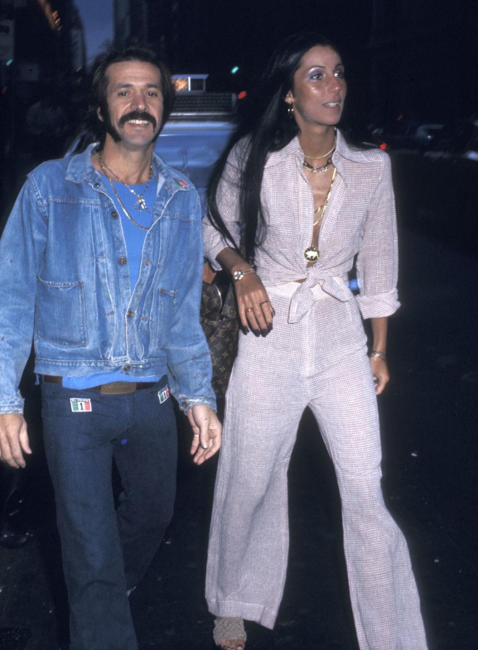 <p>Sonny Bono: 5' 5" <br>Cher Bono: 5' 9"<br></p>