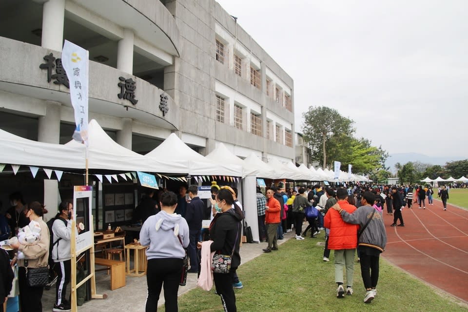 「臺東縣國中生實作體驗類科探索園遊博覽會」規劃多元體驗攤位，提供國中學生試探興趣與能力，也讓家長從產業面看見人才發展趨勢。