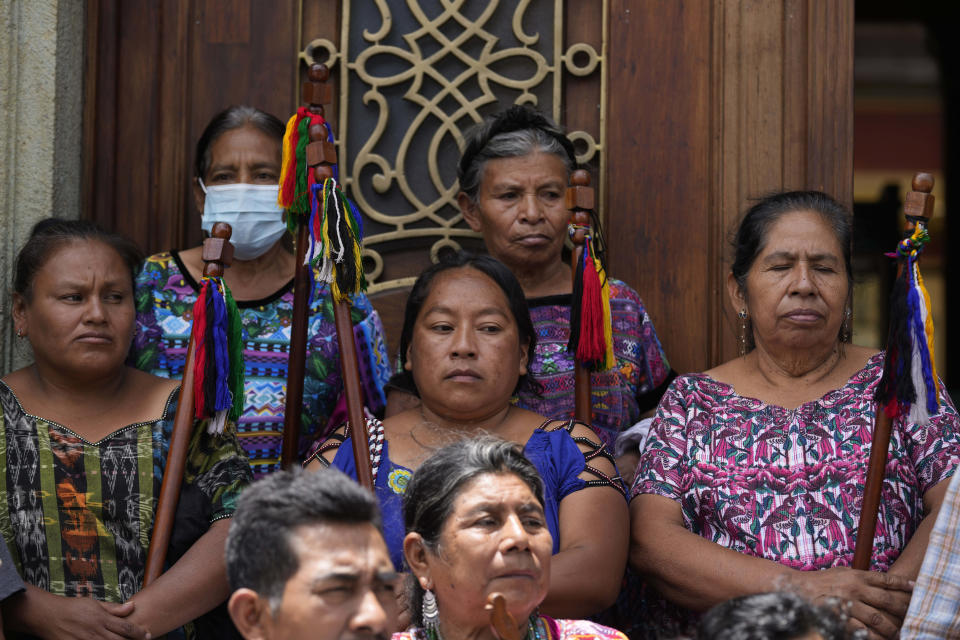 Representantes indígenas mayas se reúnen para dar una declaración de respaldo al proceso electoral y la segunda vuelta prevista, a las afueras del Tribunal Supremo Electoral en Ciudad de Guatemala el viernes 14 de julio de 2023. La Fiscalía allanó la sede del TSE después de que éste proclamara oficialmente los resultados de la elección del 25 de junio, lo que generó críticas y cuestionamientos dentro y fuera del país. (AP Foto/Moisés Castillo)