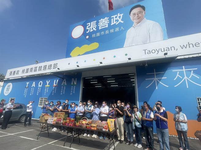 國民黨桃園市長參選人張善政南區競選總部進駐，眾人上香祈福。（呂筱蟬攝）	