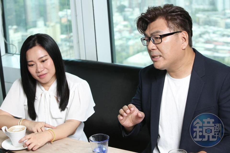 百聿數碼製作總監陳雨凡（左）與製作人姚世學居中協調演員檔期，過程焦慮。