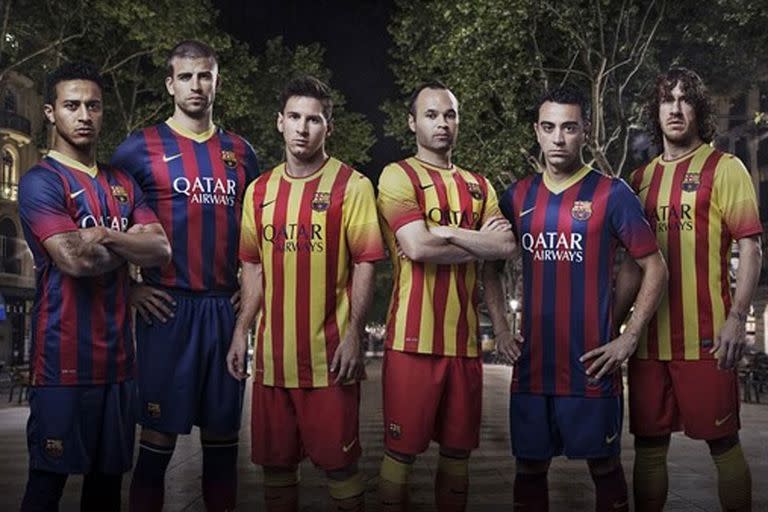 Messi, con la suplente, junto a Xavi, Iniesta, Thiago, Piqué y Puyol