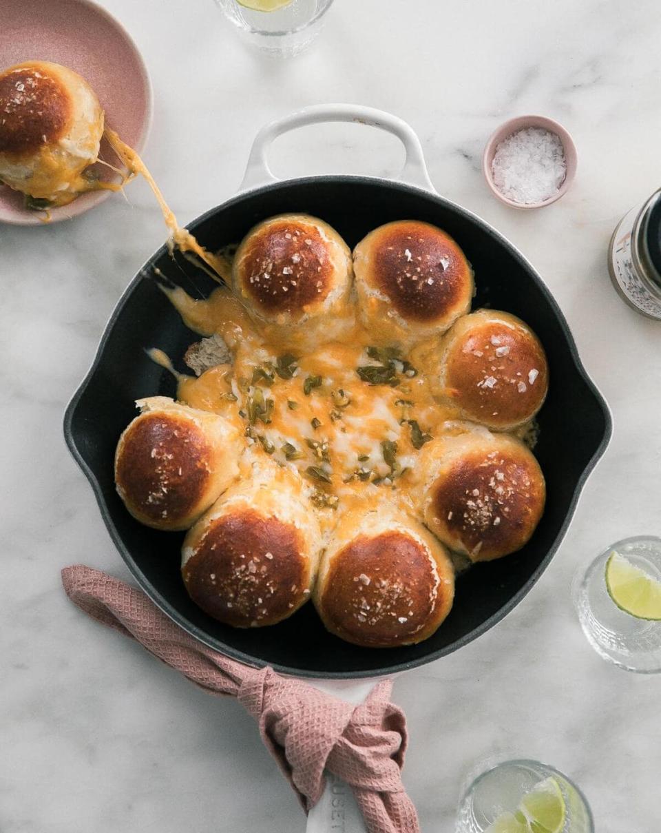 Pretzel Tot Queso Fundido