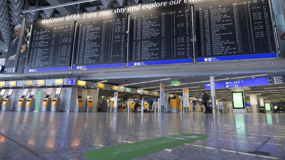 Wegen der Corona-Pandemie herrscht am Frankfurter Flughafen gähnendende Leere.