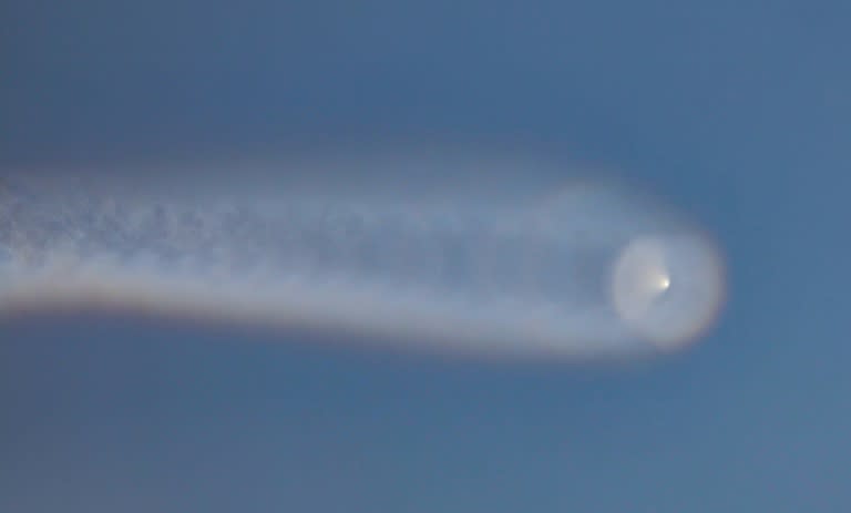 Una estela de vapor presuntamente generada por un misil balístico norcoreano, vista desde la isla de Yeonpyeong, el 26 de junio de 2024 cerca de la frontera marítima de la 'línea límite norte' con Corea del Norte (-)