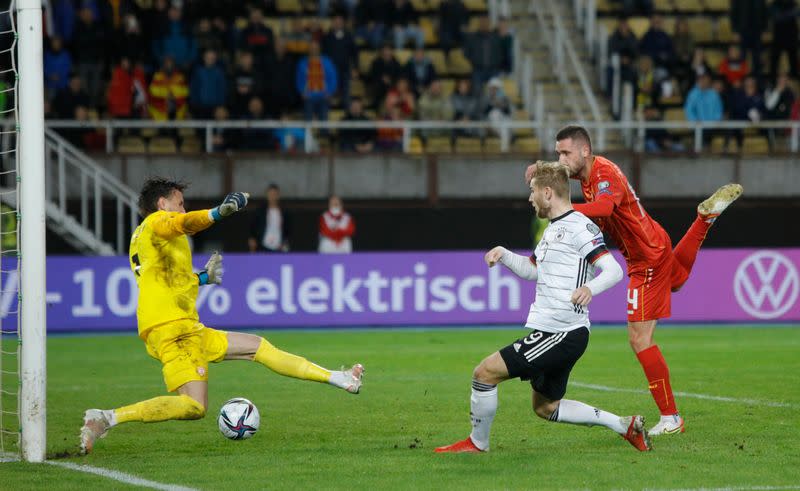 El alemán Timo Werner dispara a portería contra Macedonia del Norte en Skopie.