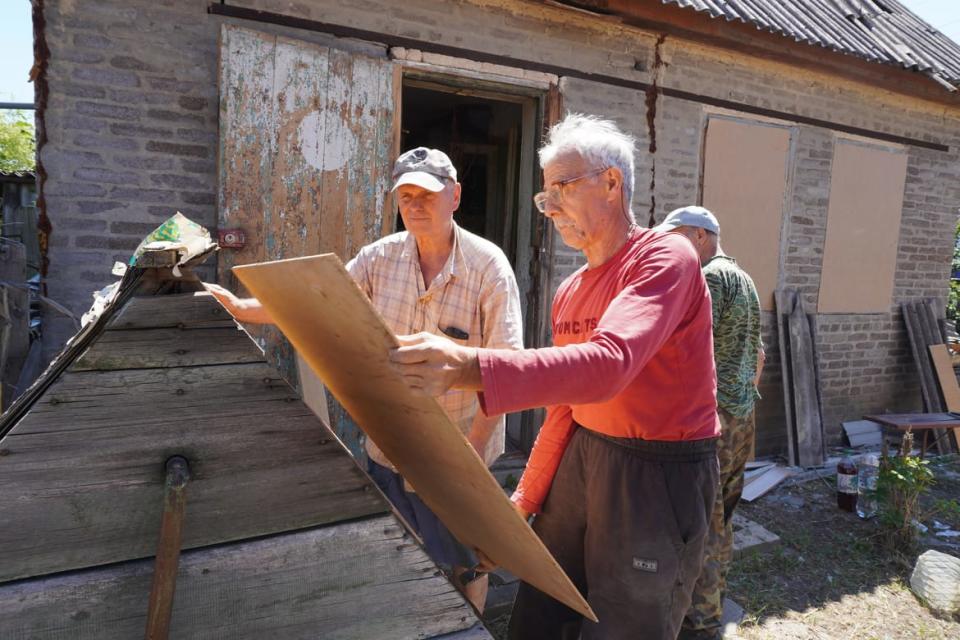 <div class="inline-image__caption"><p>Volunteers help fix a damaged house.</p></div> <div class="inline-image__credit">Stefan Weichert</div>