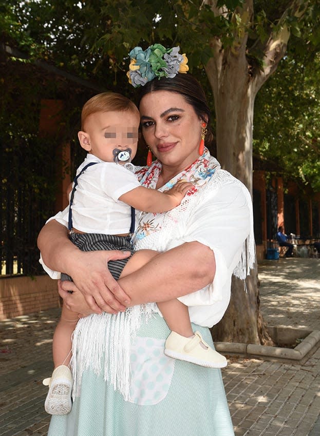 Marisa Jara con su hijo Tomás en la romería de El Rocío