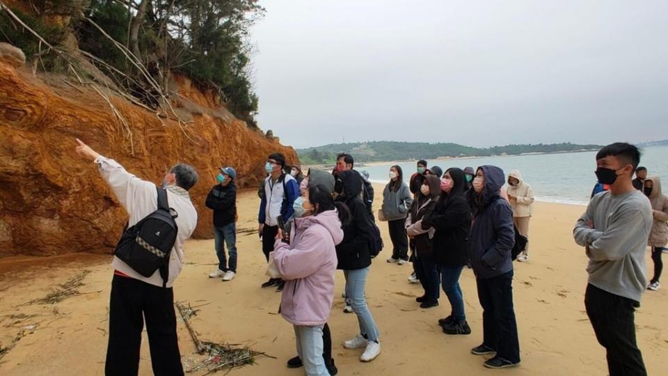 「金門縣烈嶼鄉公所環境教育園區」講解觀察烈嶼南山頭玄武岩特色（圖：環境部國環院）