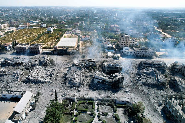 Una vista aérea muestra edificios destruidos en la ciudad de al-Zahra, al sur de la Ciudad de Gaza, el 20 de octubre de 2023.