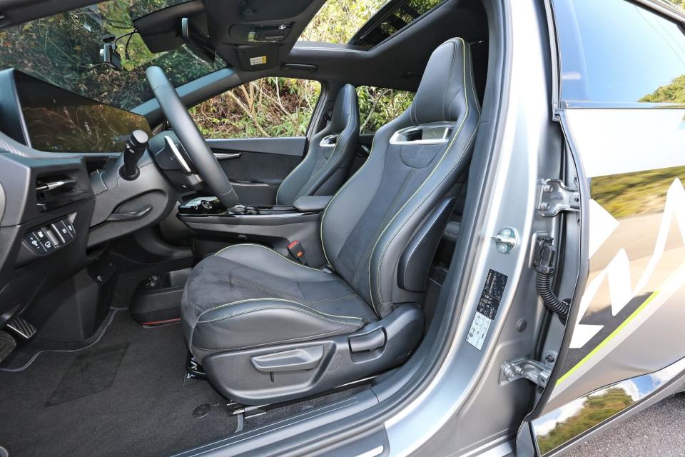 這兩張以麂皮與皮革材質混搭所打造的GT專屬賽車座椅，仍以霓虹綠縫線穿梭其中，再搭配鑲嵌的GT鋁合金銘板，為車室帶來強烈的性能氣息。