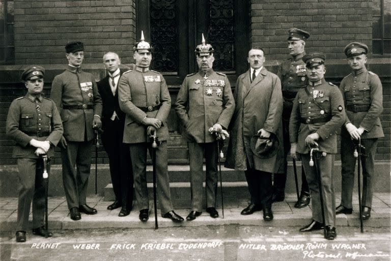 Cada 8 de noviembre Hitler daba un discurso en el salón principal de la cervecería Bürgerbräukeller para conmemorar el golpe de 1923. En la foto, los principales cabecillas del Putsch de Munich, cuando el nazismo estaba lejos de tomar el poder