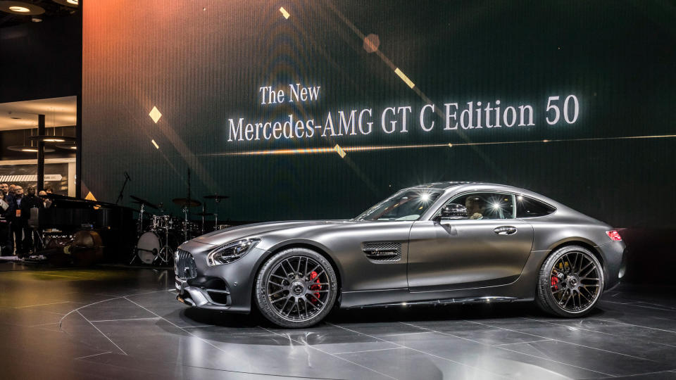 Mercedes holt alles aus der GT-Modellfamilie raus. Der AMG GT C füllt die Lücke zwischen dem S-Modell und dem leistungsstarken GT R. Optisch macht er mit dem neuen Panamericana-Grill und einer neuen Heckschürze mit angehobener Breite einiges her. Die krassen 557 PS versprechen Fahrspaß Sondergleichen.