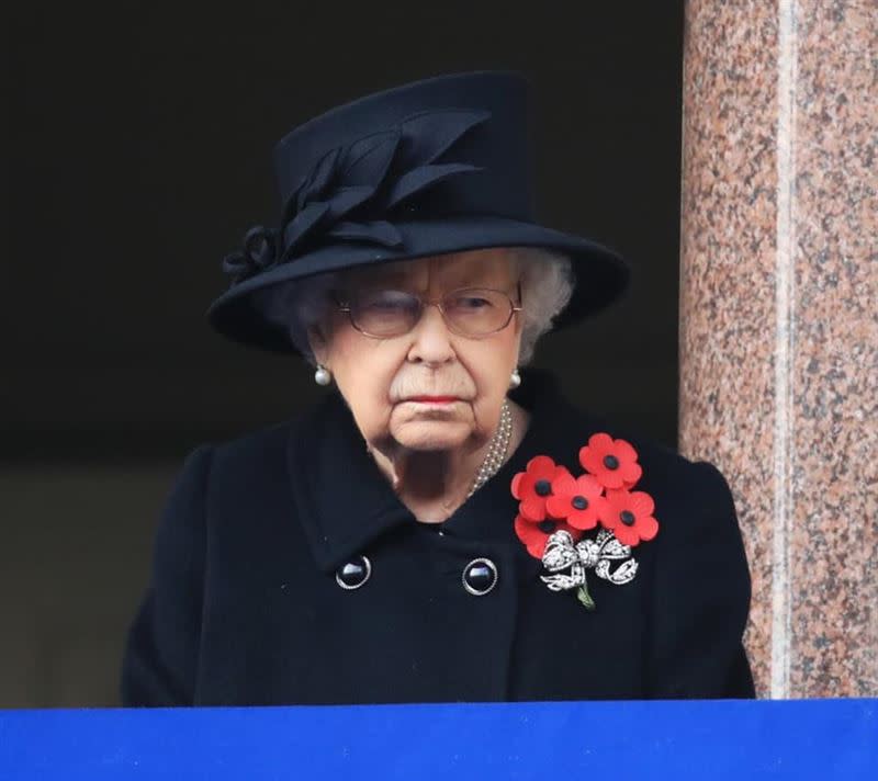 隔離多時，女王一身黑現身國殤星期日（Remembrance Sunday）活動，神情凝重的紀念曾經在戰場上犧牲的英雄。（圖／翻攝自《The Royal Family》官方臉書粉專）