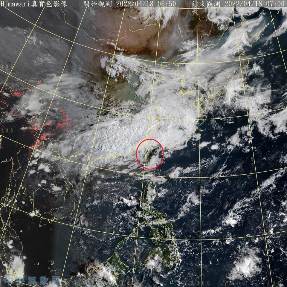 受到東北季風影響，今天各地清晨氣溫偏低，稍晚將有微弱鋒面通過，中部以北、尤其是迎風面將有短暫雨，而台中以南則不受影響。   圖：中央氣象局/提供