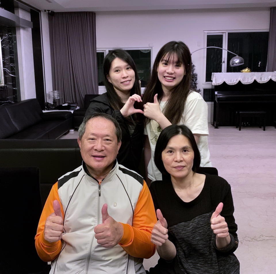 蔡文裕和夫人郭昭君、兩個寶貝女兒合影。